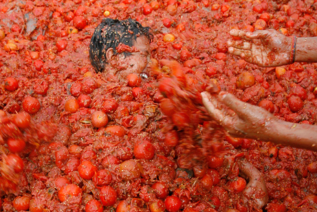 090618-05-colombia-tomato-fight-