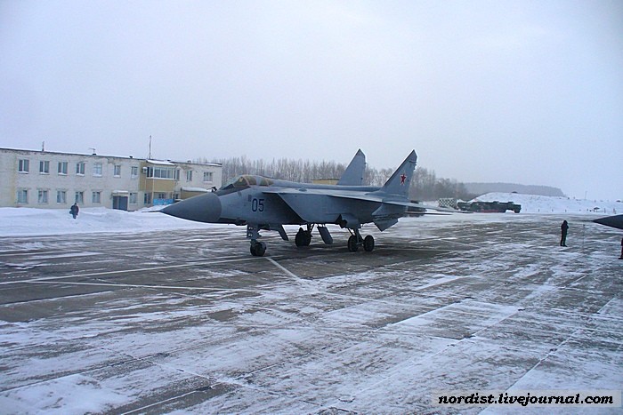 МиГ-31 выруливает.jpg