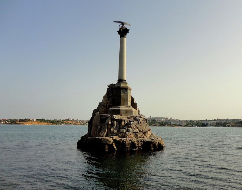 Памятник затопленным кораблям.JP