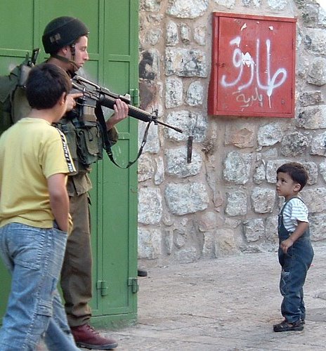 israeli_soldier_palestinian_boy.