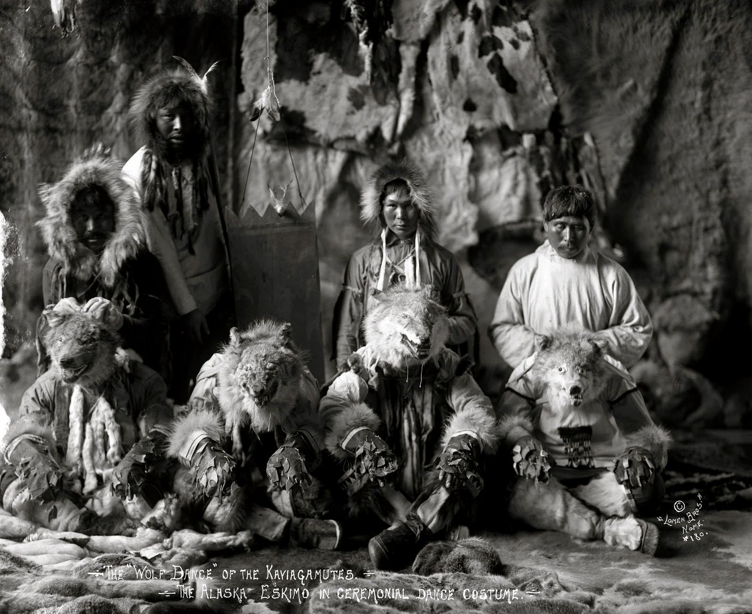 Аляскинские-эскимосы-в-костюмах-волка-для-исполнения-ритуальных-