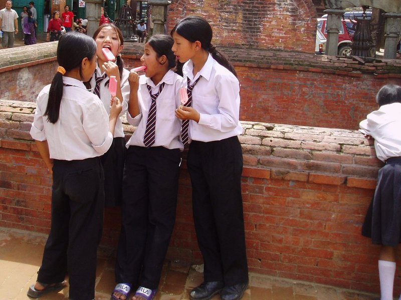 School_girls_in_Bhaktapur.jpg