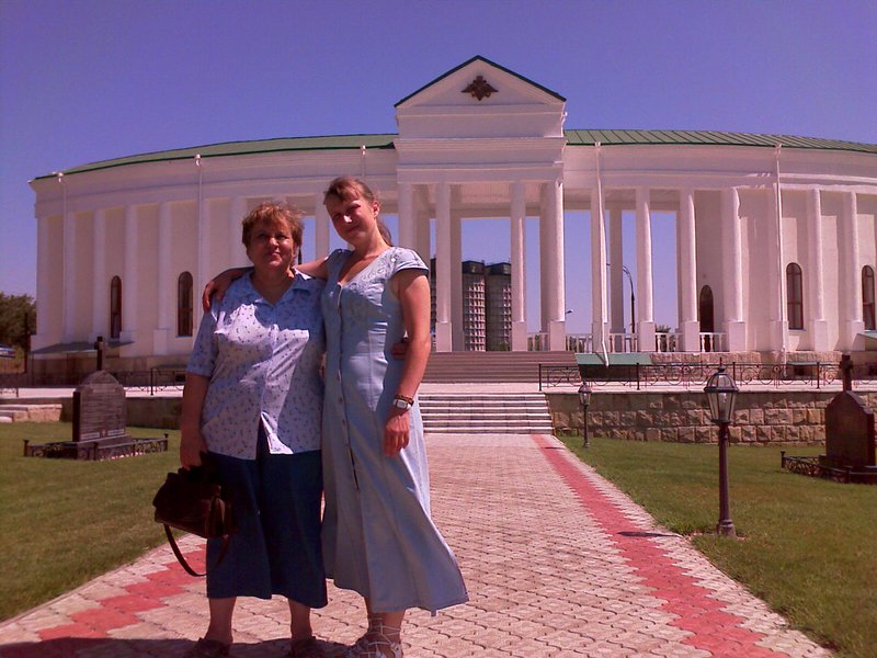 Мама с женой на фоне колоннады в