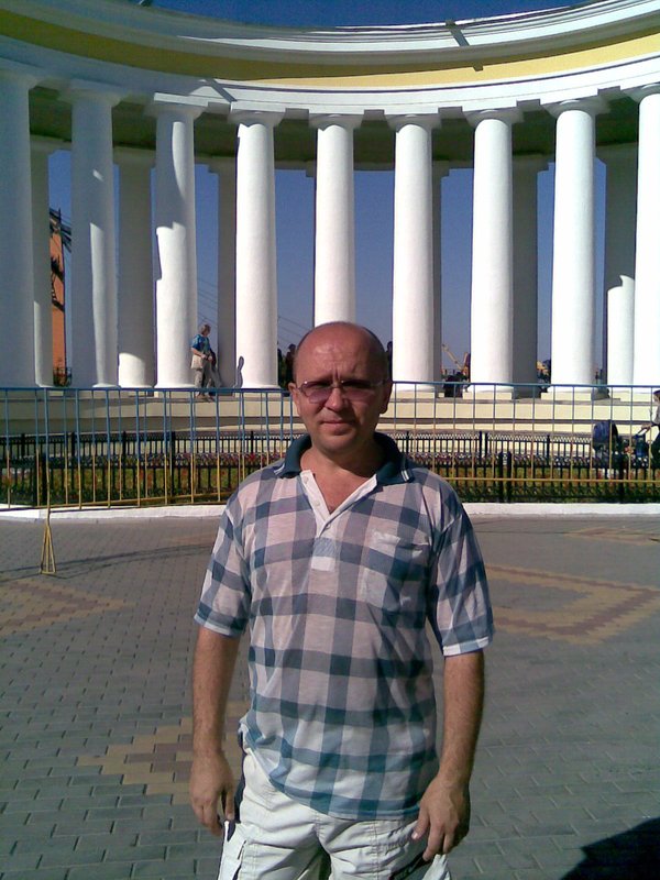На фоне колоннады у Воронцовског