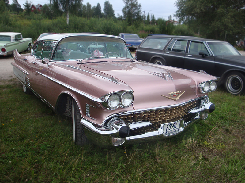 розовый Cadillac Fleetwoоd Sixty