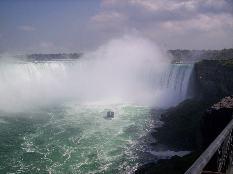 800px-NiagaraFallsAndMaidOfTheMi
